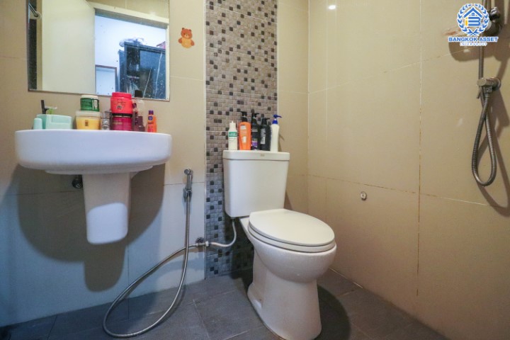 *****ทาวน์เฮ้าส์มือสองย่านนนทบุรี ม.เจซิตี้ รัตนาธิเบศร์-บางบัวทอง หลังมุม! บนเนื้อที่มากถึง 20.5 ตร.ว. ฟังก์ชัน 3 ห้องนอน 2 ห้องน้ำ 2 ที่จอดรถ แถมเฟอร์ฯ บิวท์อิน และ 1 เครื่องดูดควัน บนทำเลเยี่ยม เพียง 15 นาทีก็ถึงรถไฟฟ้าสายสีม่วง "สถานีบางพลู" ใกล้ทางด่วน "กาญจนาภิเษก"